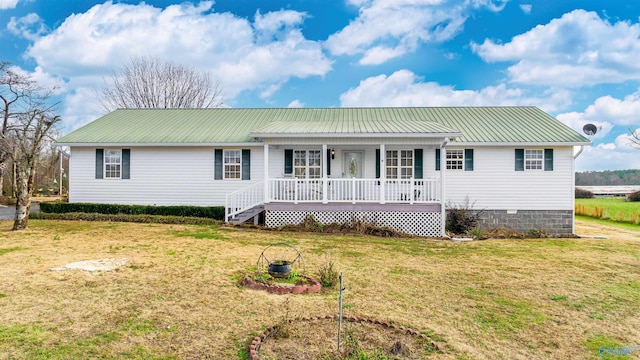 ranch-style home featuring a front lawn and a porch