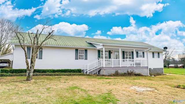 ranch-style house featuring covered porch and a front yard