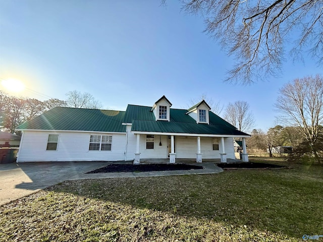 view of front facade with a front yard and covered porch