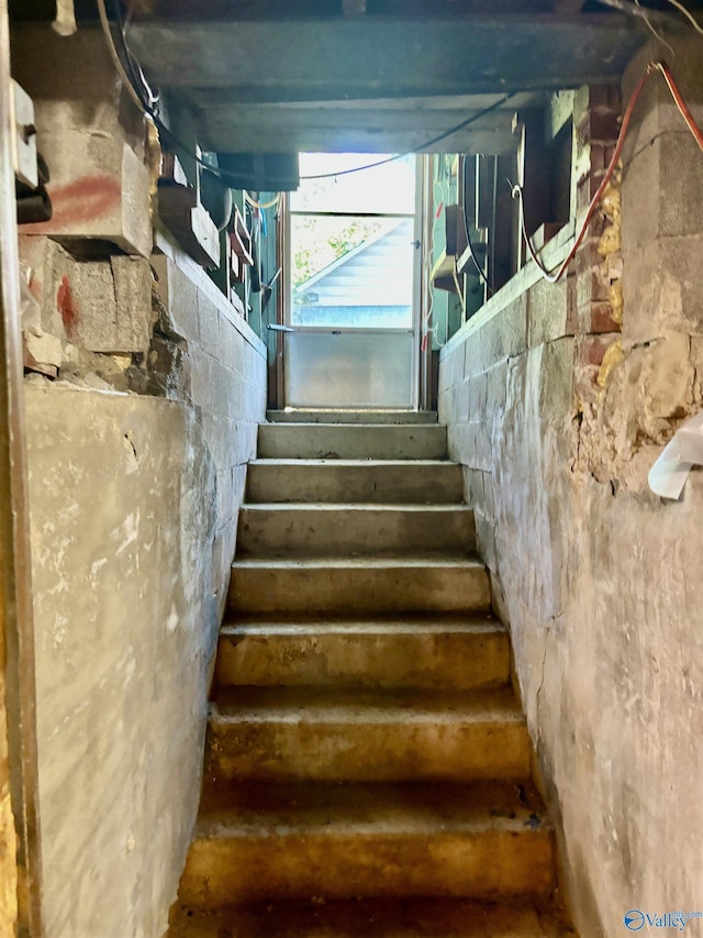 312 8th Ave SW, Attalla, AL 35954 - view of staircase