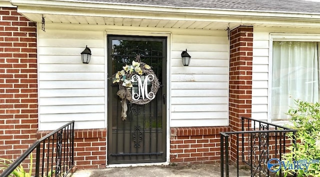 312 8th Ave SW, Attalla, AL 35954 - view of exterior entry featuring brick siding and roof with shingles