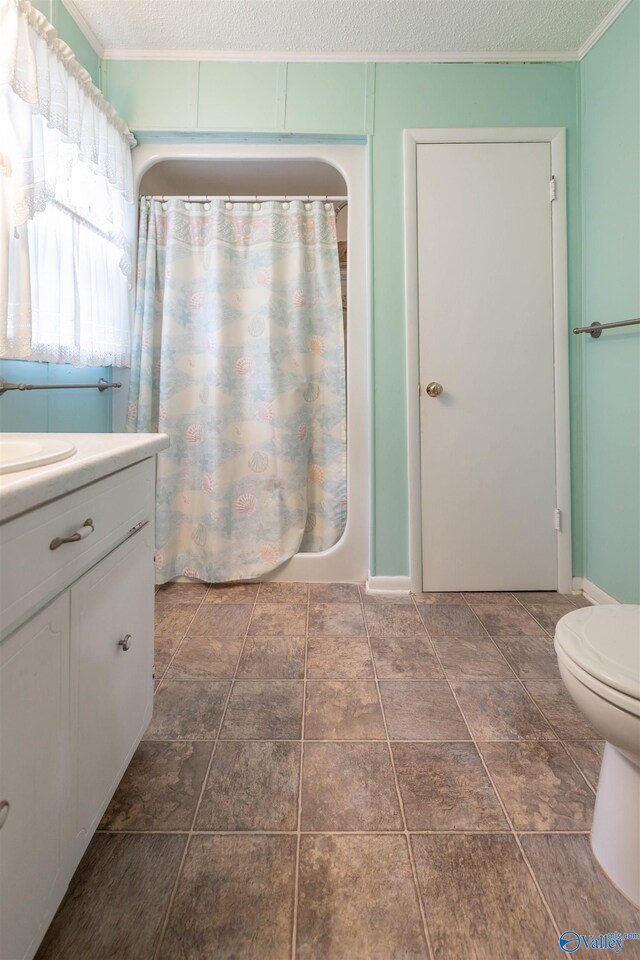 full bath featuring vanity, crown molding, toilet, and a shower with curtain