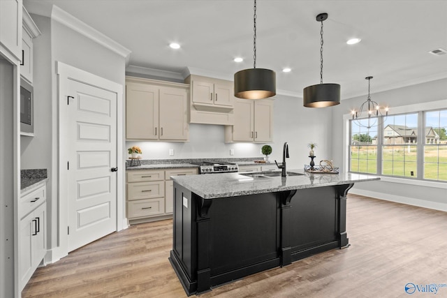 kitchen with crown molding, sink, light hardwood / wood-style flooring, and a notable chandelier