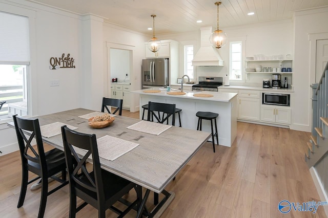 dining space featuring recessed lighting, light wood-style floors, and ornamental molding