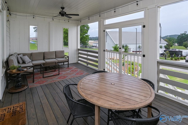 sunroom / solarium with outdoor lounge area and a ceiling fan