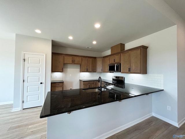 120 Parvin Way Dr, Hazel Green, AL 35750 - kitchen featuring a sink, appliances with stainless steel finishes, a peninsula, and baseboards