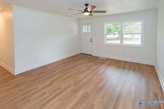 foyer entrance featuring ceiling fan, ornamental molding, and light hardwood / wood-style flooring