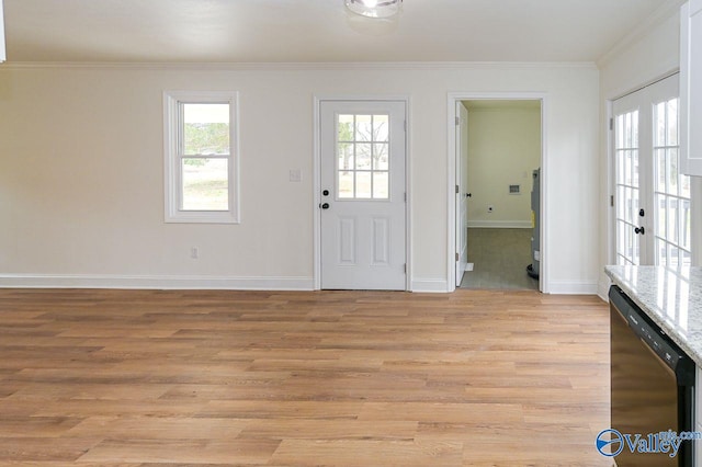 entryway featuring light hardwood / wood-style floors and crown molding