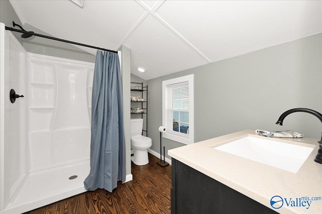 bathroom featuring curtained shower, lofted ceiling, toilet, and wood finished floors
