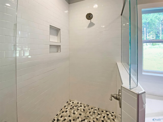 bathroom featuring a tile shower