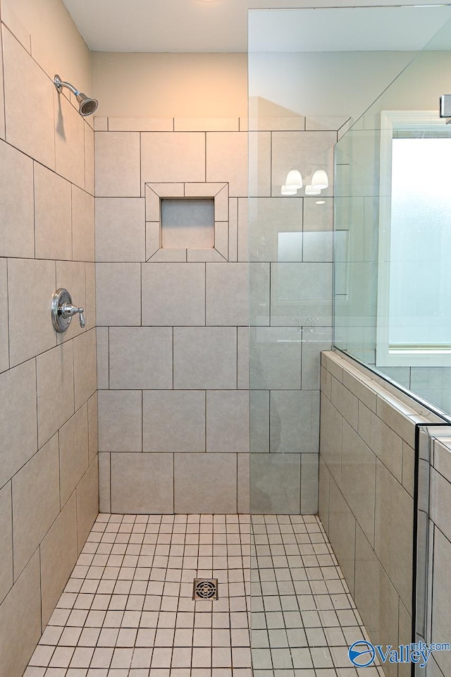 bathroom featuring tiled shower