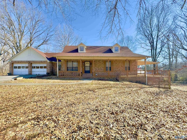 view of front of house with covered porch and a garage