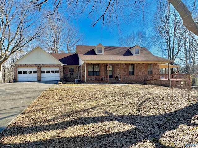 view of front of house with covered porch and a garage