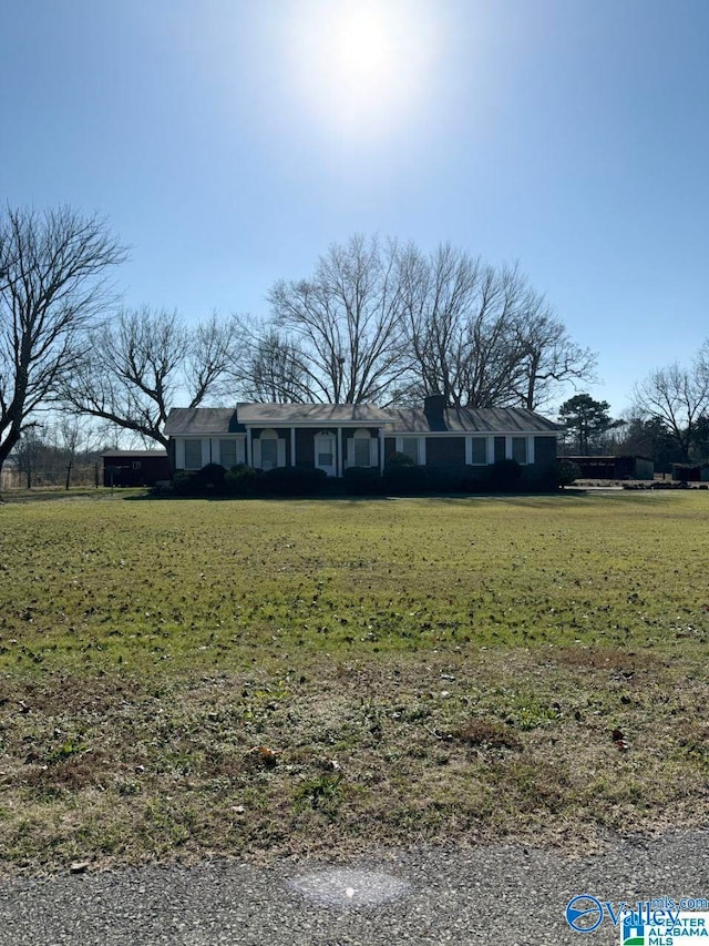 view of front of home featuring a front yard