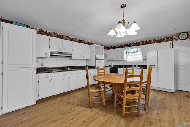 dining room featuring light wood-style floors, visible vents, and an inviting chandelier