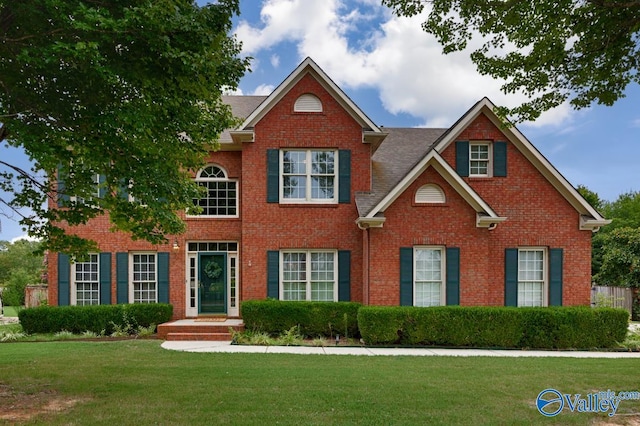 view of front of property featuring a front yard