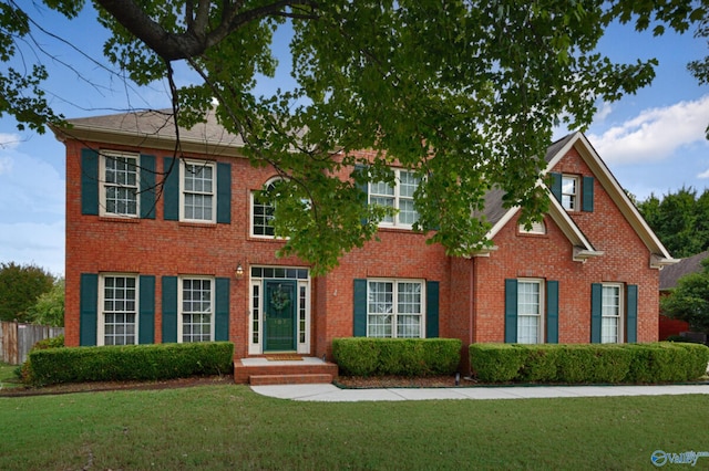 colonial home featuring a front yard