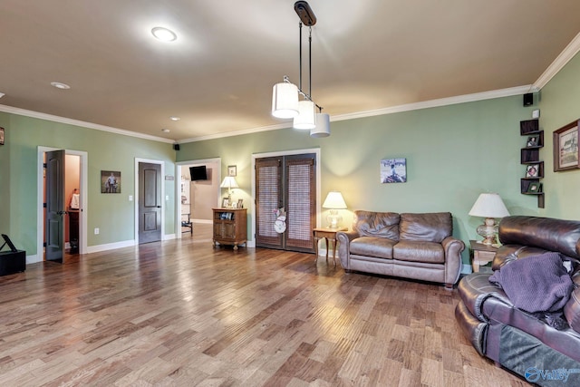 living room featuring recessed lighting, crown molding, baseboards, and wood finished floors