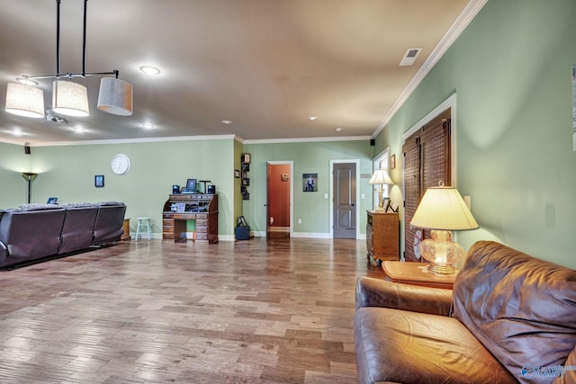 living room featuring recessed lighting, visible vents, ornamental molding, wood finished floors, and baseboards