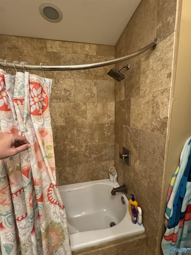 full bathroom with tiled shower / bath combo