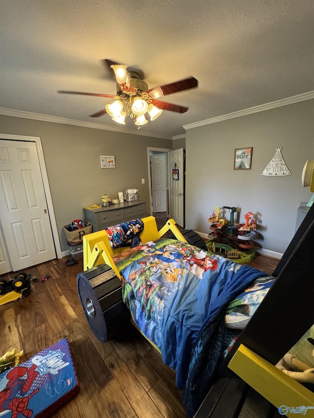 bedroom with dark wood-style floors, a textured ceiling, baseboards, a ceiling fan, and crown molding