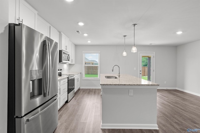 103 Gander Cir, Owens Cross Roads, AL 35763 - kitchen with appliances with stainless steel finishes, a kitchen island with sink, healthy amount of natural light, white cabinets, and recessed lighting