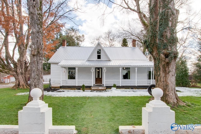 farmhouse inspired home with a porch and a front yard