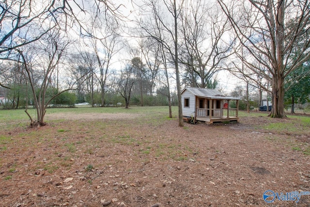 view of yard with an outbuilding