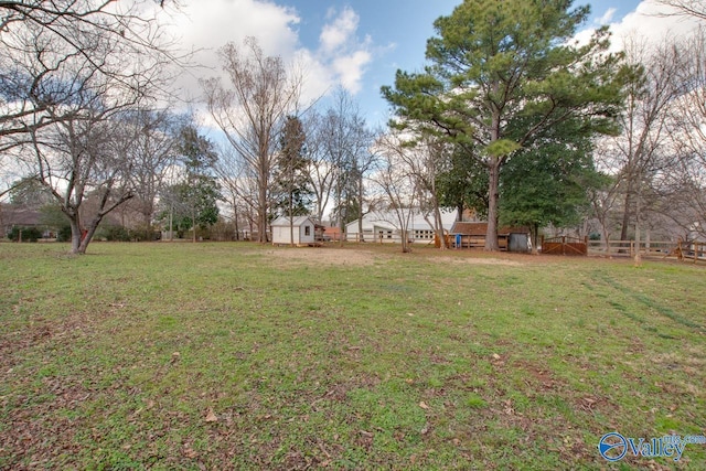 view of yard featuring a shed