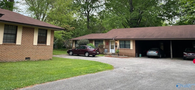 view of front of house featuring a carport and a front lawn