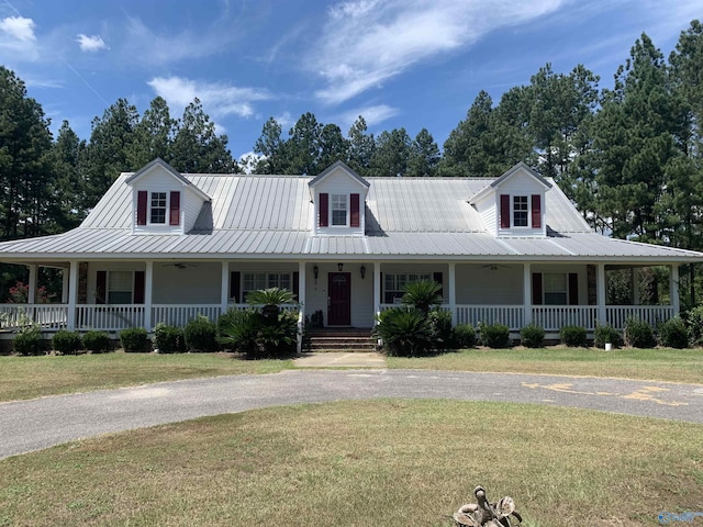 farmhouse featuring a front yard