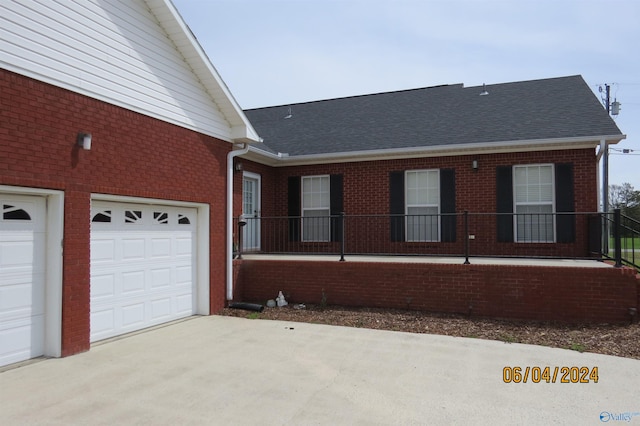 view of front facade featuring a garage