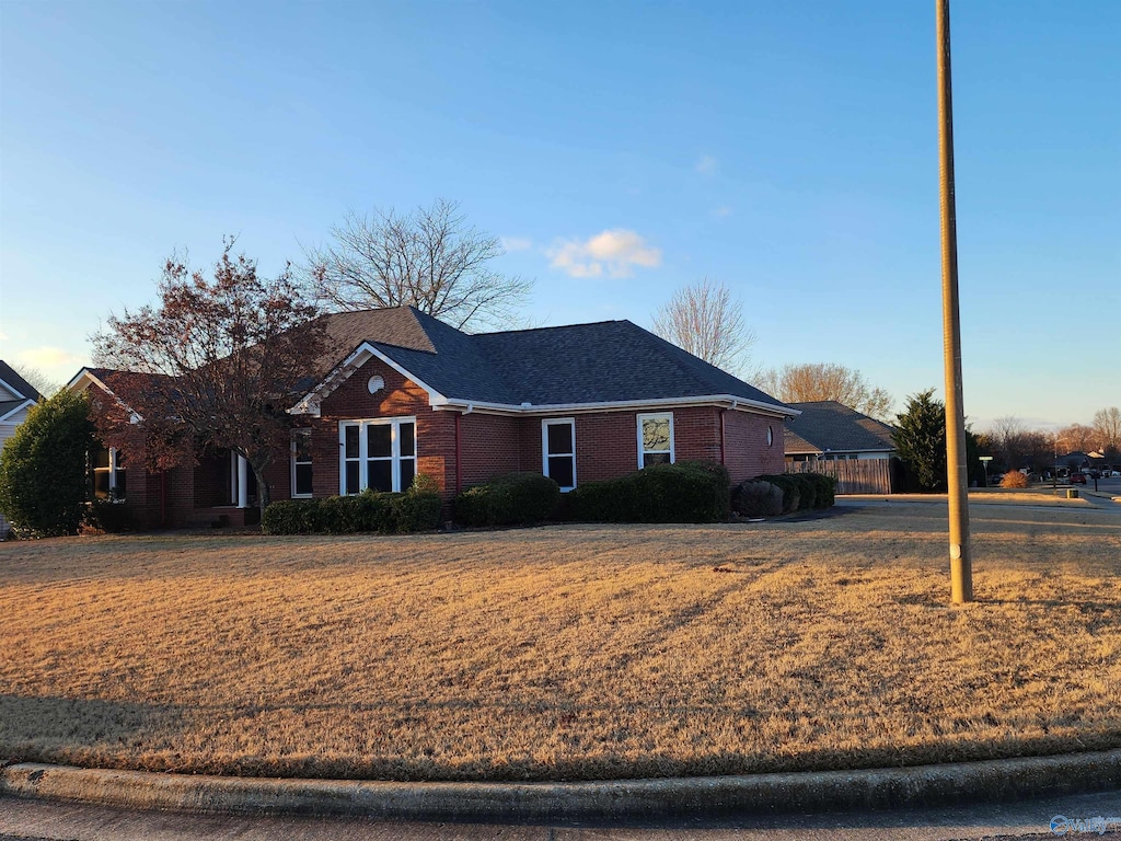 ranch-style house with a front yard