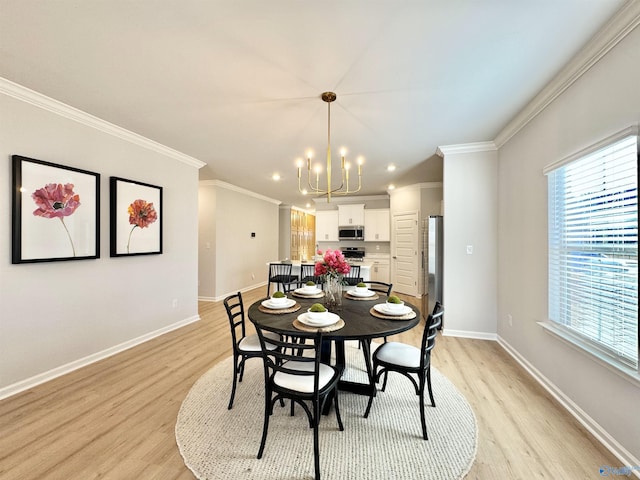 dining area with ornamental molding, light wood-style floors, a chandelier, baseboards, and recessed lighting