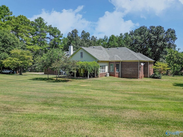 view of front of house featuring a front yard