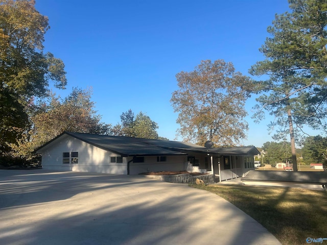 view of front facade with a front yard and a garage