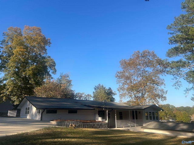 single story home featuring a front lawn