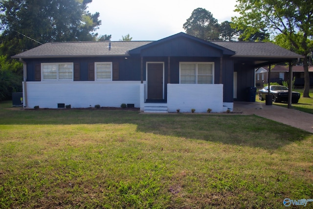 ranch-style house featuring a front lawn and a carport