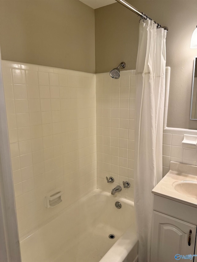 bathroom featuring vanity and shower / bath combo