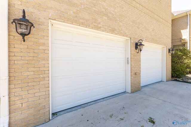 4521 Ivy Dale Rd, Decatur, AL 35603 - garage featuring driveway