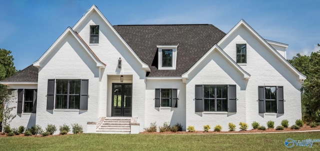 view of front of property featuring a front yard