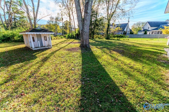 view of yard featuring an outbuilding