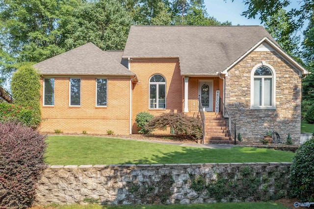 view of front of home featuring a front yard