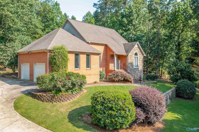 view of front of house featuring a front yard