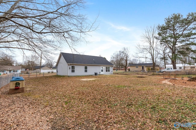 back of house featuring a lawn