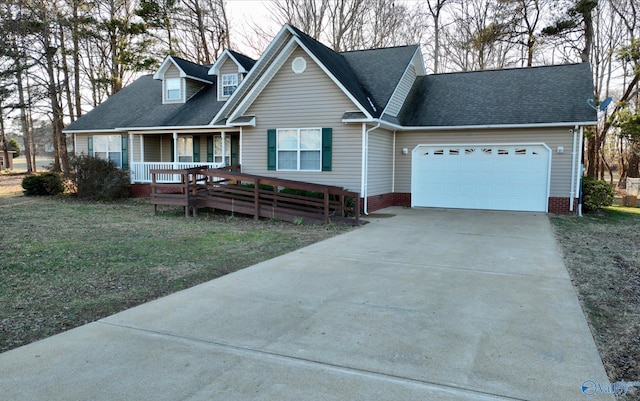 view of front facade featuring a garage, a front lawn, and covered porch