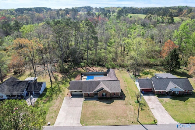 bird's eye view featuring a wooded view