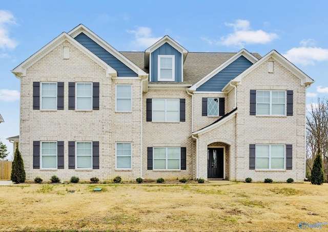 view of front of property featuring a front lawn