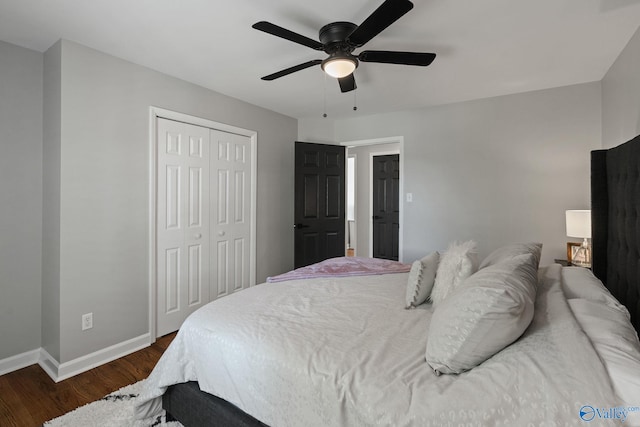 bedroom with ceiling fan, dark wood-type flooring, and a closet