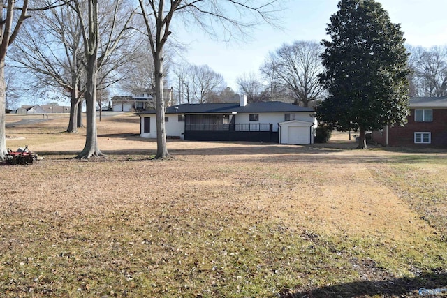 view of yard featuring a shed